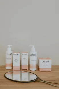 Verzorgingsproducten van LISINE opgesteld voor een ronde spiegel