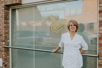 Wendy voor de gevel van Bonito Schoonheidsinstituut in Melsele