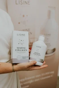 Handen tonen de Marine Collagen van LISINE voor een reclameposter