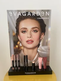 EVAGARDEN Luminessence toonbankdisplay gevuld met Privé Duo Shadow oogschaduw sticks, Glow Stick highlighters en Luminessence Lip Oils in Schoonheidsinstituut Bonito Melsele.