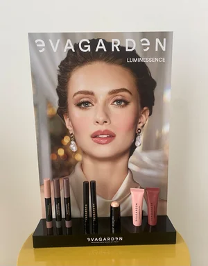 EVAGARDEN Luminessence Collectie - Professionele Make-up Display EVAGARDEN Luminessence toonbankdisplay gevuld met Privé Duo Shadow oogschaduw sticks, Glow Stick highlighters en Luminessence Lip Oils in Schoonheidsinstituut Bonito Melsele.