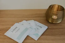 Cadeaubonnen van het instituut waaiervormig op een houten tafel