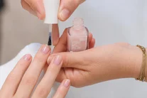 Nagellak wordt aangebracht tijdens een manicure