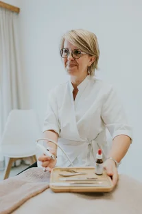 Wendy aan tafel met een houten schaaltje verzorgingsproducten